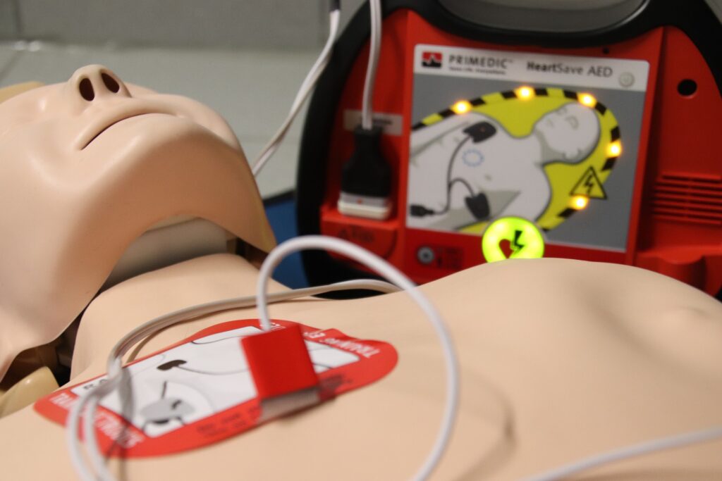 mannequin d'apprentissage au massage cardiaque avec un défibrillateur automatique